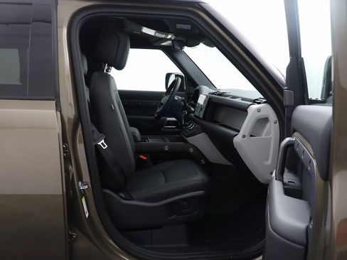 New 2024 Land Rover Defender 110 SE image 19