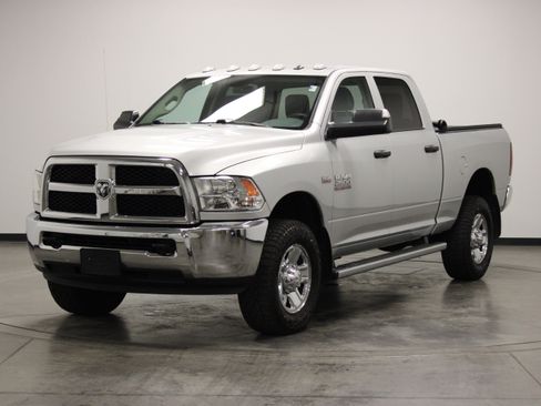 Used 2018 RAM 2500 Tradesman w/ Chrome Appearance Group AWD/4WD image 4