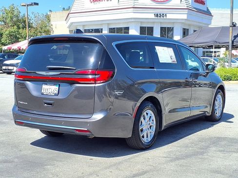 Used 2023 Chrysler Pacifica Touring-L FWD image 5