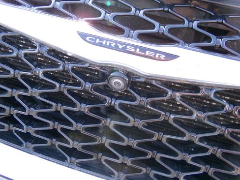 Used 2022 Chrysler Pacifica Limited FWD image 76