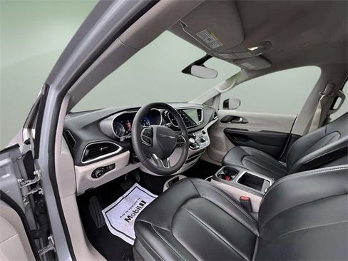 Used 2024 Chrysler Pacifica Touring-L image 17