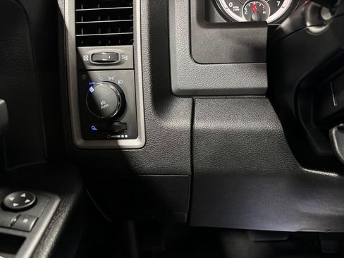 Used 2018 RAM 1500 Express AWD/4WD image 17