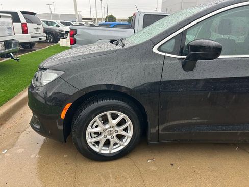 Used 2023 Chrysler Voyager LX image 2