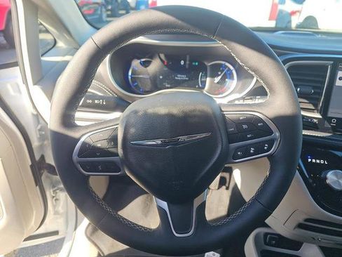 Used 2024 Chrysler Pacifica Limited w/ Uconnect Theater Family Group FWD image 8