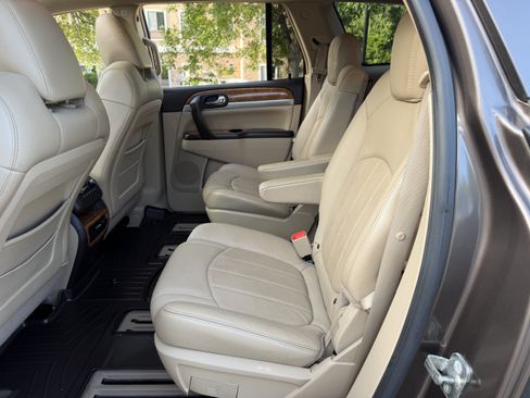 Used 2008 Buick Enclave CXL w/ Entertainment Package #2 FWD image 21