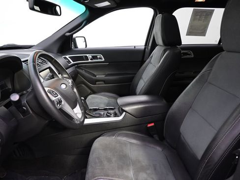 Used 2015 Ford Explorer XLT w/ Equipment Group 202B image 13