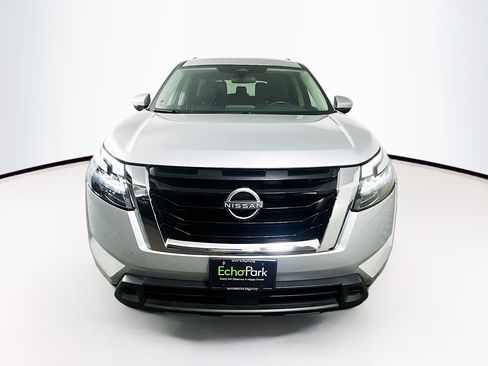 Used 2025 Nissan Pathfinder SV FWD image 2