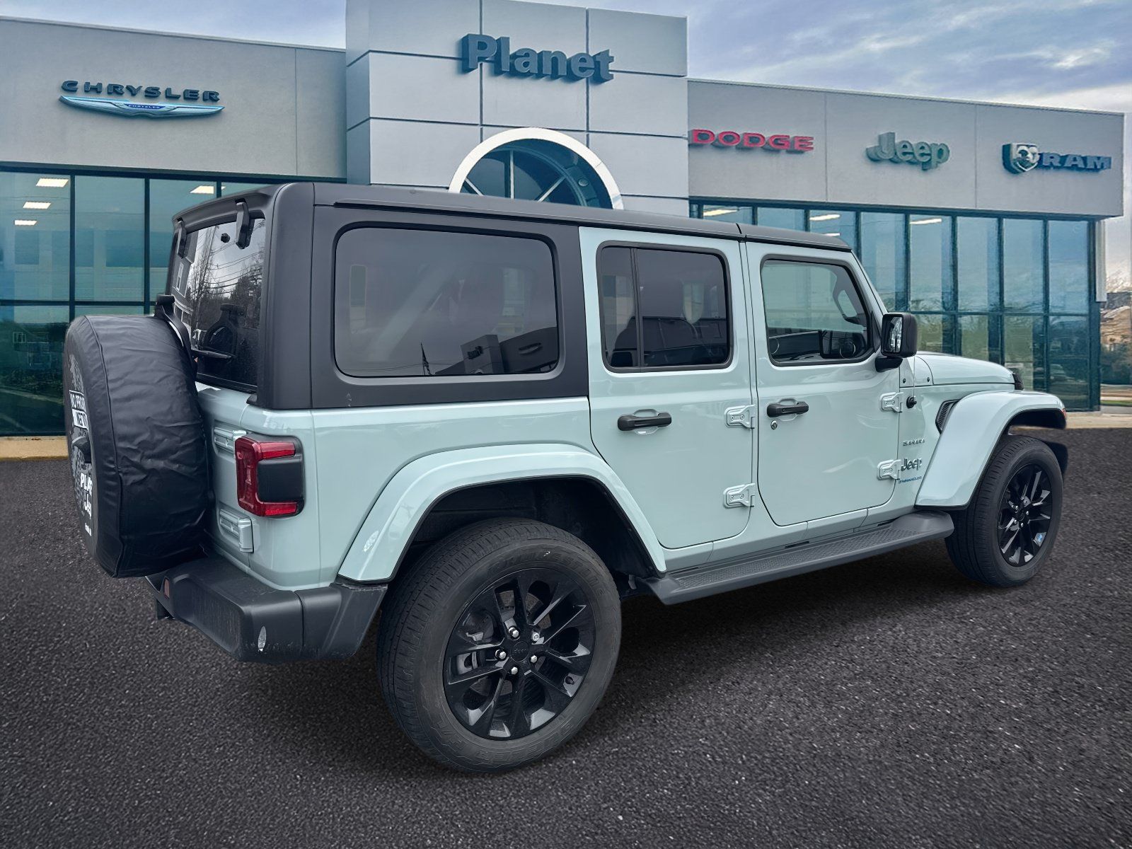 Used 2023 Jeep Wrangler Unlimited Sahara w/ Cold Weather Group AWD/4WD image 2
