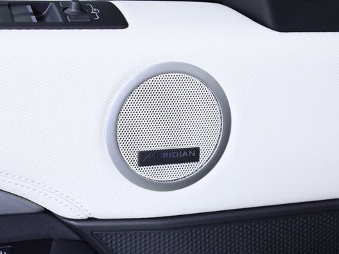 Used 2025 Land Rover Discovery Dynamic SE image 20