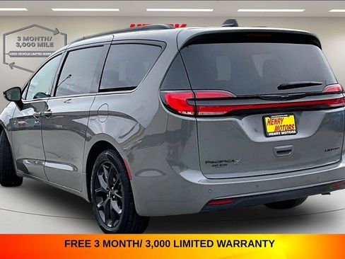 Used 2025 Chrysler Pacifica Limited FWD image 4