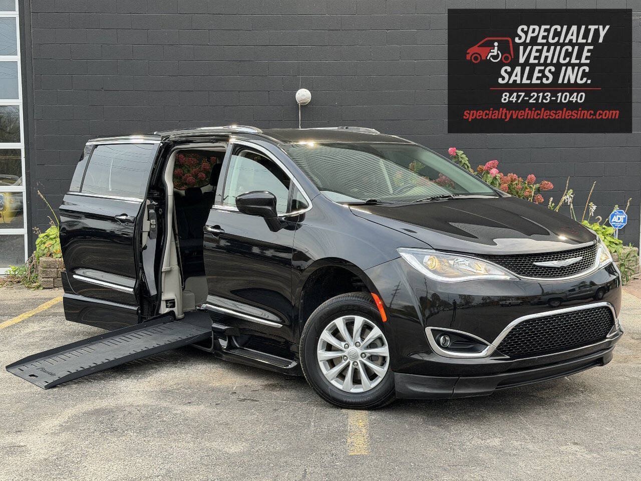 Used 2018 Chrysler Pacifica Touring-L FWD image 3