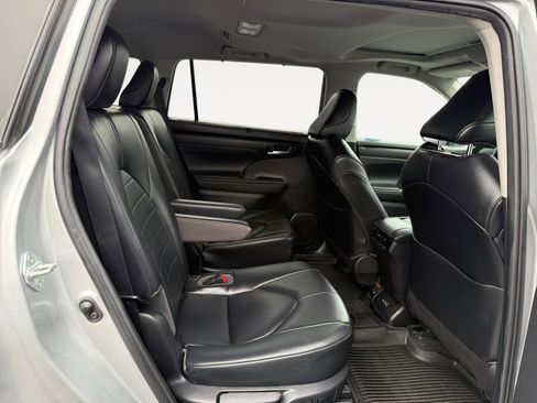 Used 2023 Toyota Highlander L image 18