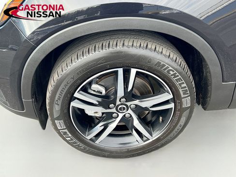 Used 2024 Volvo XC40 B5 Core image 40