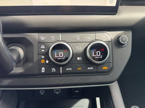 Used 2024 Land Rover Defender 130 X-Dynamic SE AWD/4WD image 21