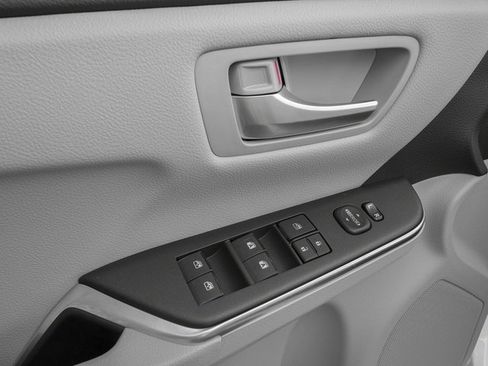 Used 2017 Toyota Camry SE image 20