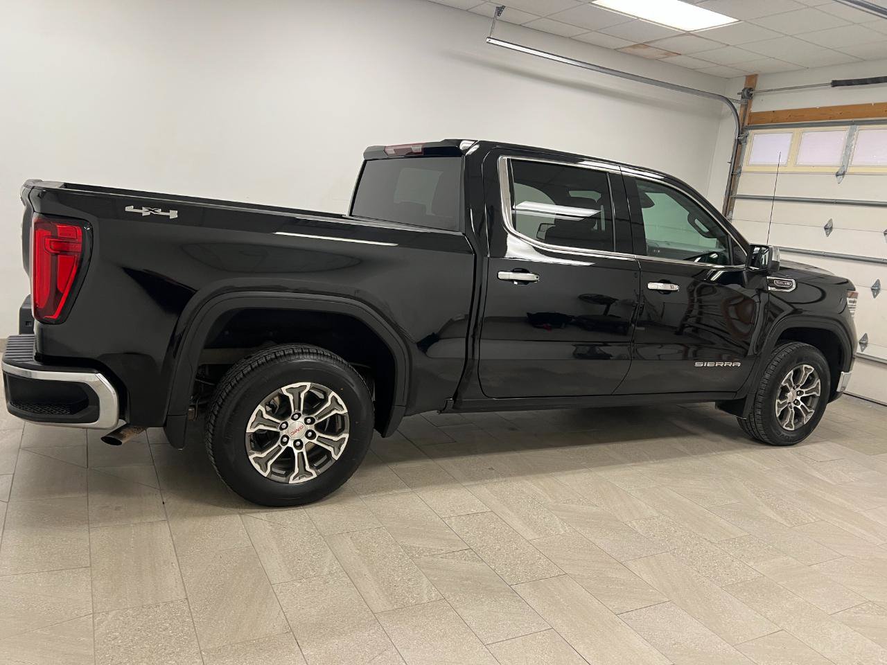 Used 2025 GMC Sierra 1500 SLT AWD/4WD image 18