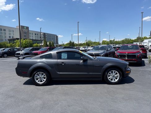 Used 2007 Ford Mustang Deluxe RWD image 2