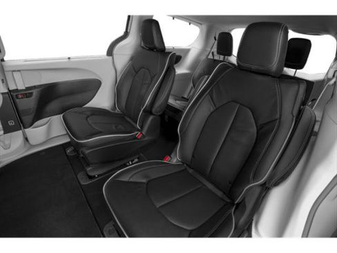 Used 2022 Chrysler Pacifica Limited w/ Uconnect Theater Family Group FWD image 16