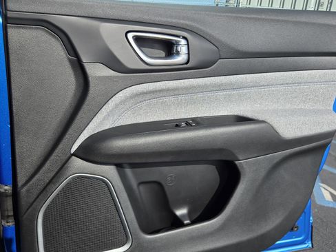 Used 2025 Jeep Compass Latitude image 34