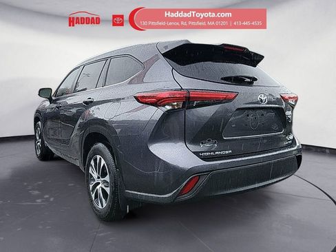 Used 2023 Toyota Highlander XLE AWD/4WD image 3