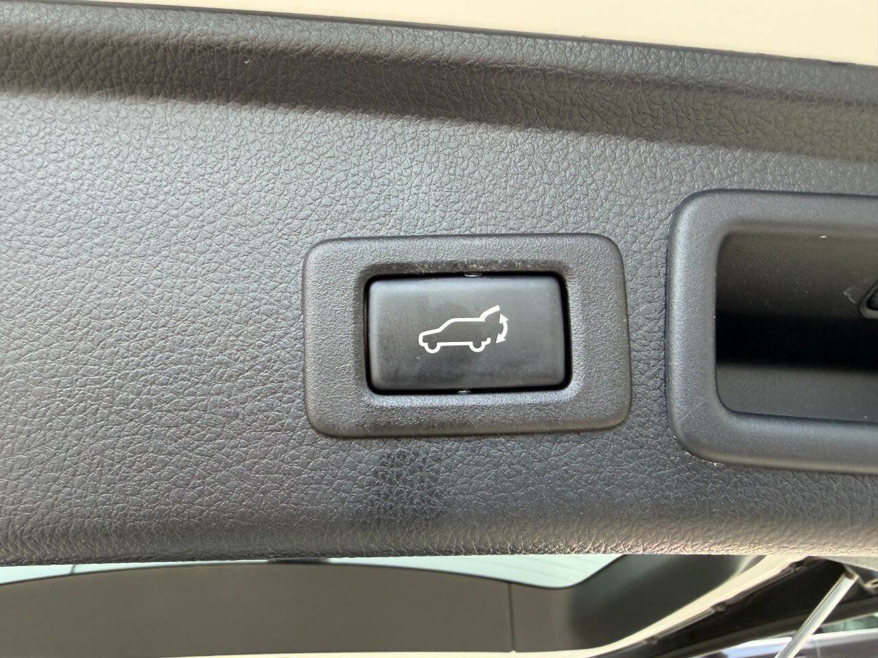 Used 2015 Subaru Forester 2.5i Limited AWD/4WD image 8
