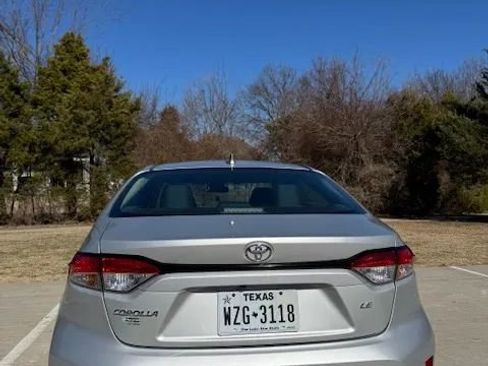 Used 2022 Toyota Corolla LE image 3