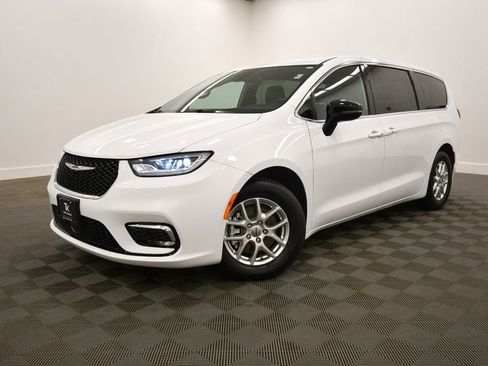 Used 2025 Chrysler Pacifica Select FWD image 2