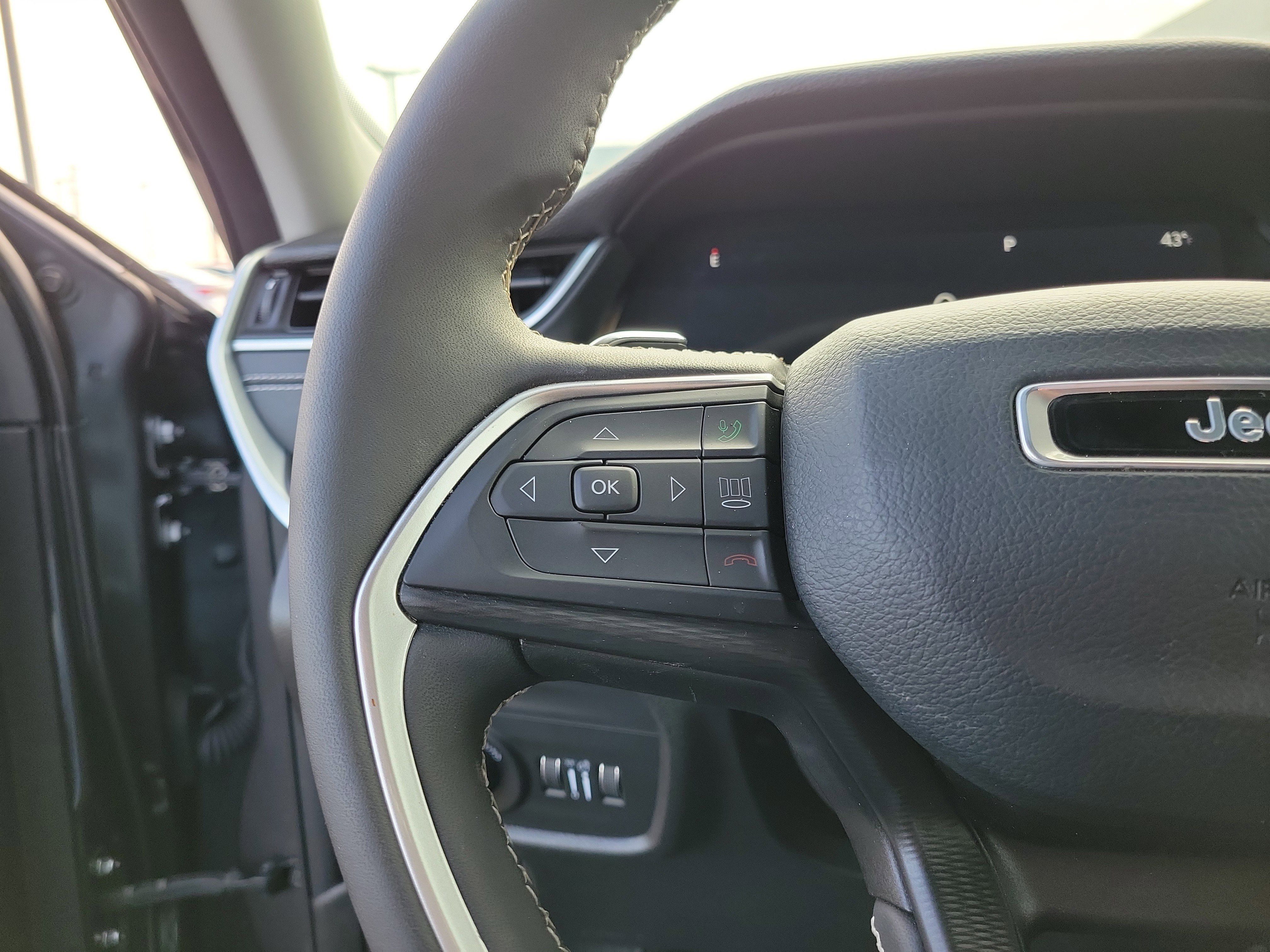 Used 2024 Jeep Grand Cherokee Laredo AWD/4WD image 22