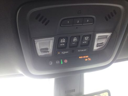 Used 2023 Chevrolet Traverse Premier FWD image 19