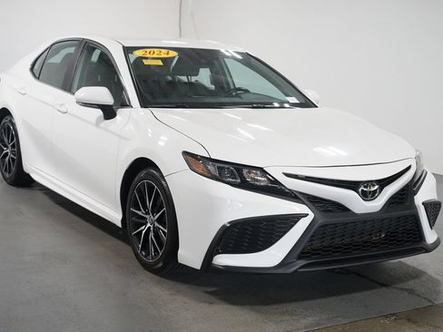 Certified 2024 Toyota Camry SE FWD image 3