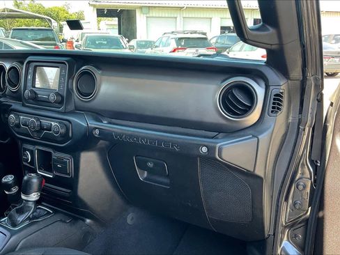 Used 2019 Jeep Wrangler Unlimited Sport image 33