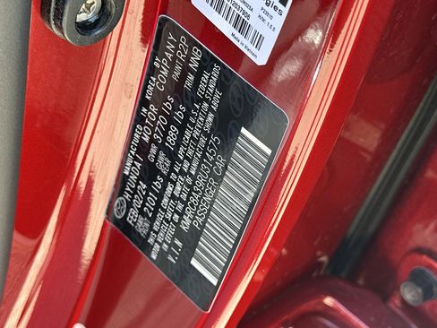 Used 2024 Hyundai Venue Limited image 34