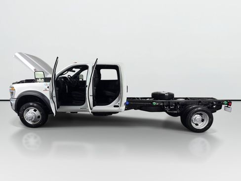 New 2026 RAM 5500 Tradesman w/ Chrome Appearance Group AWD/4WD image 9