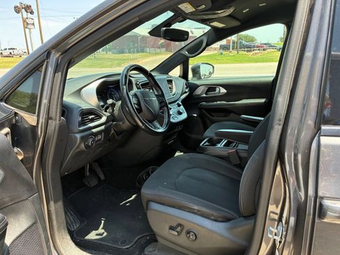 Used 2018 Chrysler Pacifica Touring Plus w/ S Appearance Package FWD image 2