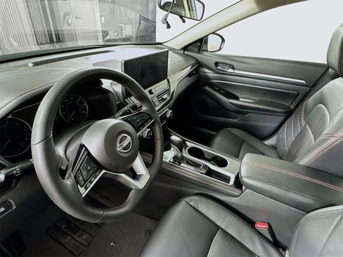 Used 2025 Nissan Altima 2.5 SR w/ SR Premium Package image 8