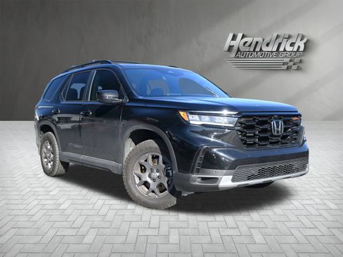 Used 2025 Honda Pilot TrailSport image 2