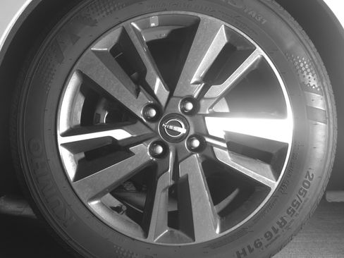 Used 2025 Nissan Versa SV image 12