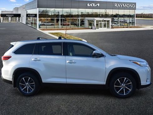 Used 2019 Toyota Highlander XLE image 2