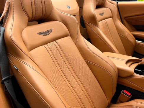 Used 2023 Aston Martin V8 Vantage Roadster RWD image 20