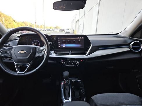 Used 2025 Chevrolet Trax LT w/ LT Convenience Package FWD image 15