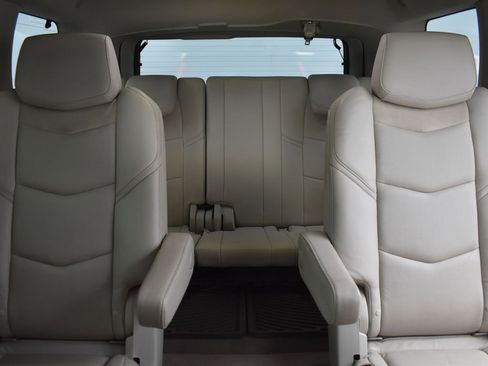 Used 2015 Cadillac Escalade Luxury image 28