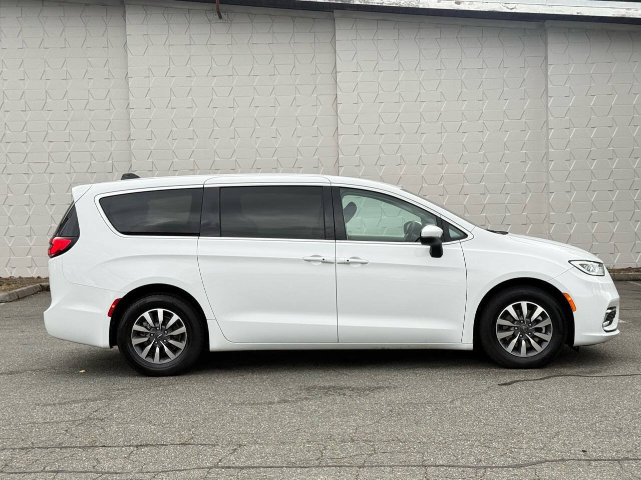 Used 2023 Chrysler Pacifica Touring-L FWD image 4