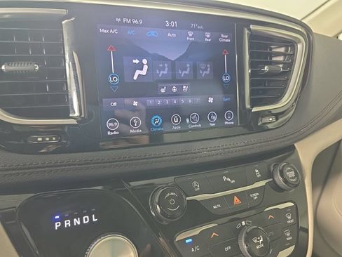 Used 2018 Chrysler Pacifica Limited FWD image 16