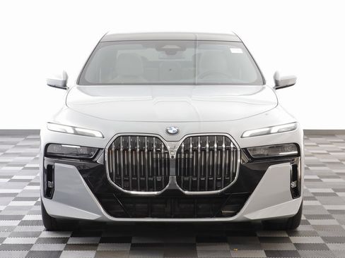 Used 2024 BMW 760i xDrive w/ Premium Package 2 image 24