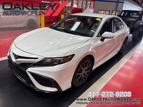 Used 2024 Toyota Camry SE image 1