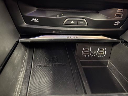 Used 2024 Chrysler Pacifica Pinnacle FWD image 32