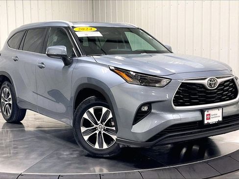 Certified 2024 Toyota Highlander XLE AWD/4WD image 3