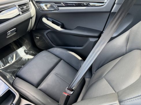 Used 2025 Porsche Macan image 21