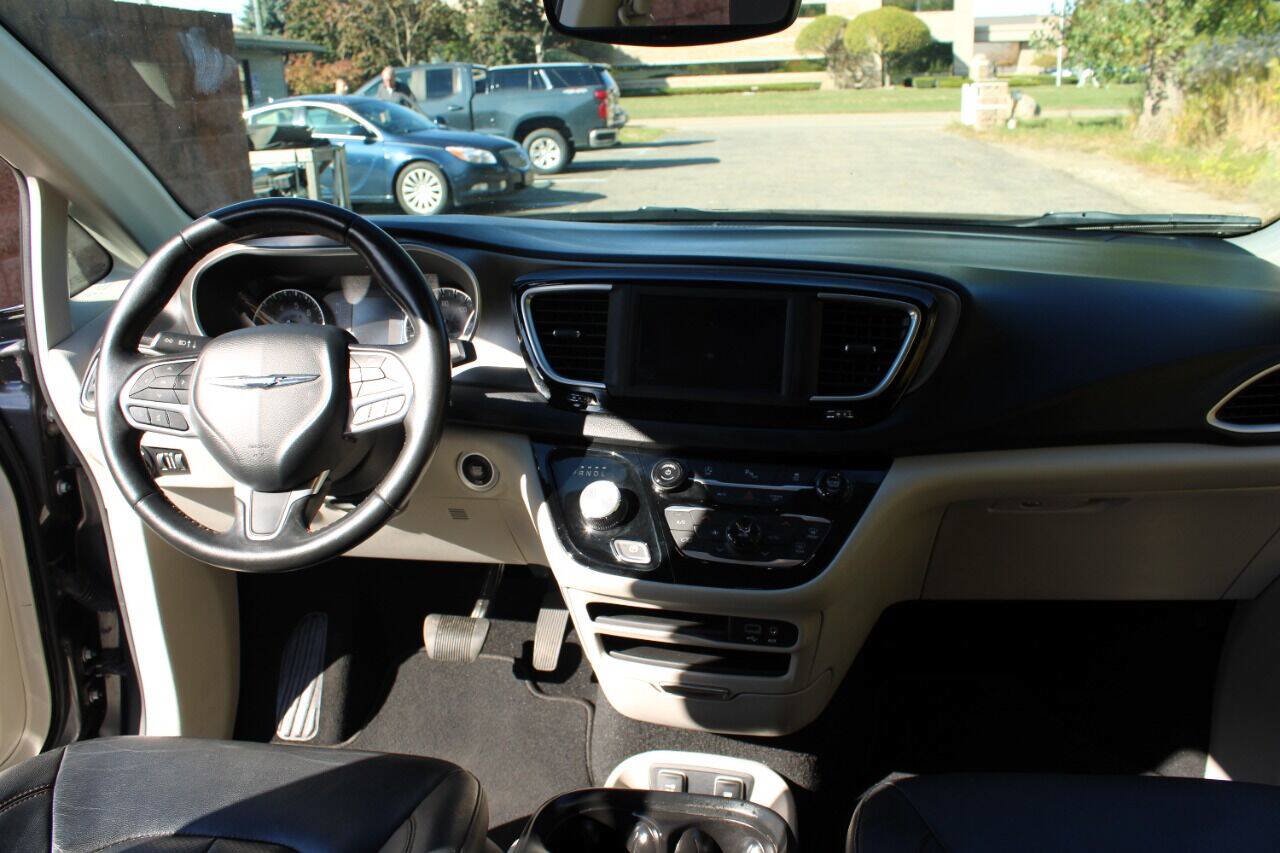 Used 2020 Chrysler Pacifica Touring-L FWD image 19