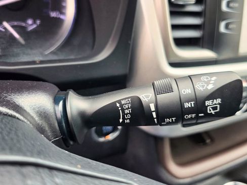 Used 2019 Toyota Highlander XLE image 18